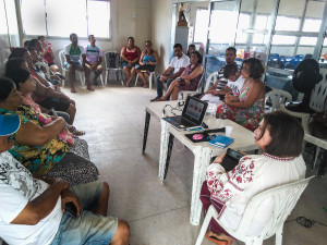 Moradores em Brisa do Lago acompanham a oficina 